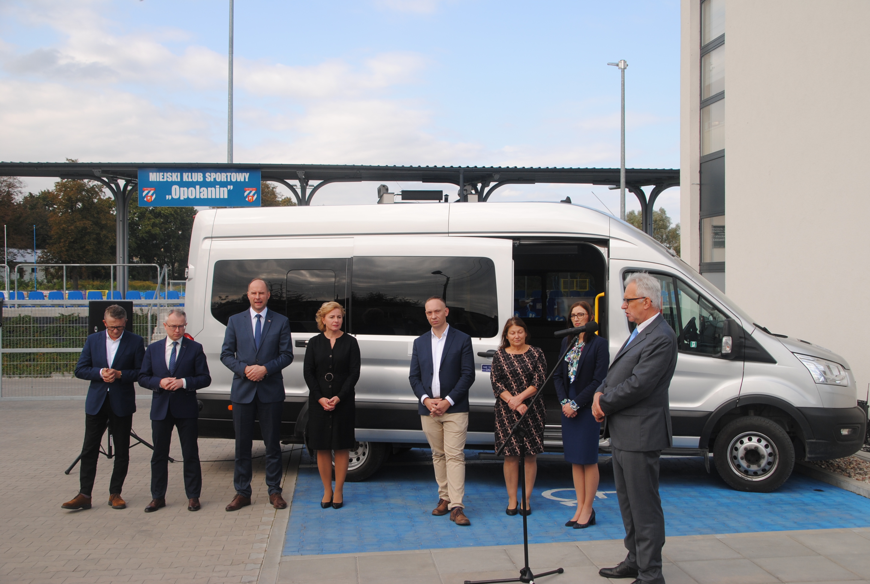 W środę w Opolu Lubelskim miało miejsce symboliczne przekazanie dofinasowania z PFRON na zakup busa. Prezes Krzysztof Michałkiewicz  wręczył burmistrzowi symboliczny czek opiewający na ponad 150 tys.zł. 