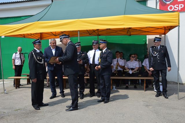 Uroczyste wręczenie aktu przekazania, dokumentów i kluczyków do samochodu Volvo FH 44R 