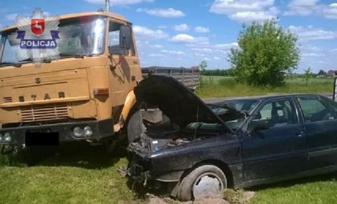 Zderzenie Audi z samochodem ciężarowym - Zdjęcie główne