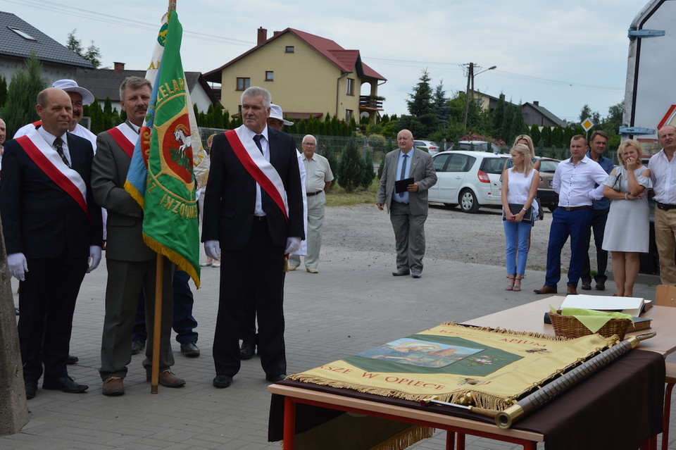 Sztandar na 40-lecie chodelskich pszczelarzy  (galeria) - Zdjęcie główne