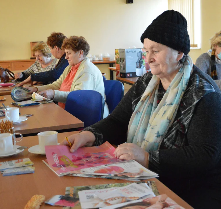 Seniorki z Wilkowa zamieniły gazety w wyjątkowe choinki. To efekt naszych warsztatów recyklingowych