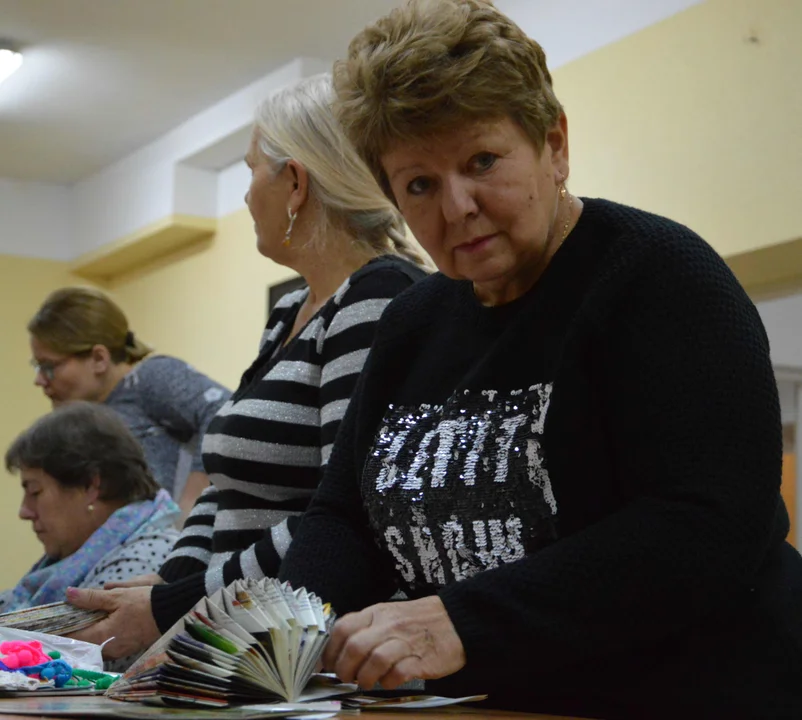 Pod okiem instruktorki Małgorzaty Król-Smagały uczestniczki warsztatów dały nowe życie starym gazetom. Zamiast trafić do kosza na śmieci, gazety stały się wyjątkowymi choinkami