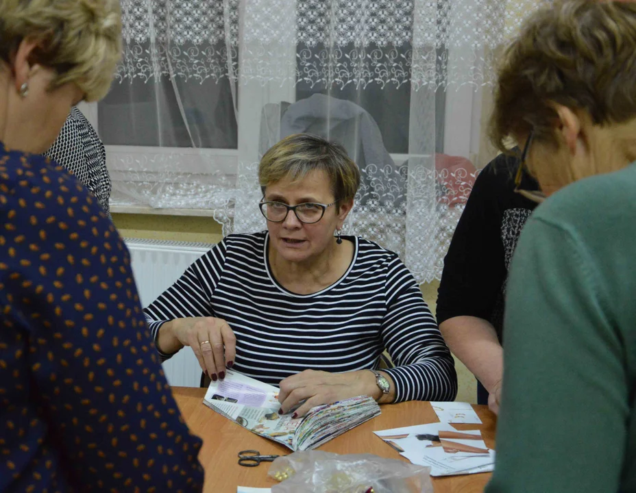 Pod okiem instruktorki Małgorzaty Król-Smagały uczestniczki warsztatów dały nowe życie starym gazetom. Zamiast trafić do kosza na śmieci, gazety stały się wyjątkowymi choinkami