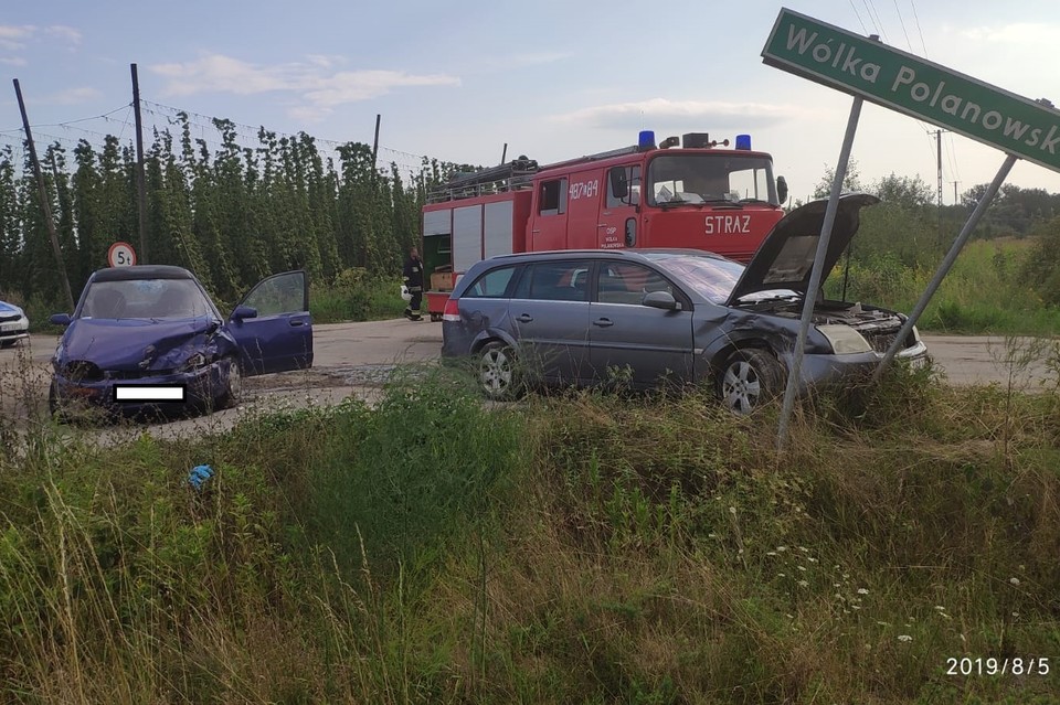 Wypadek w Polanówce: Mazda zderzyła się z oplem (FOTO) - Zdjęcie główne