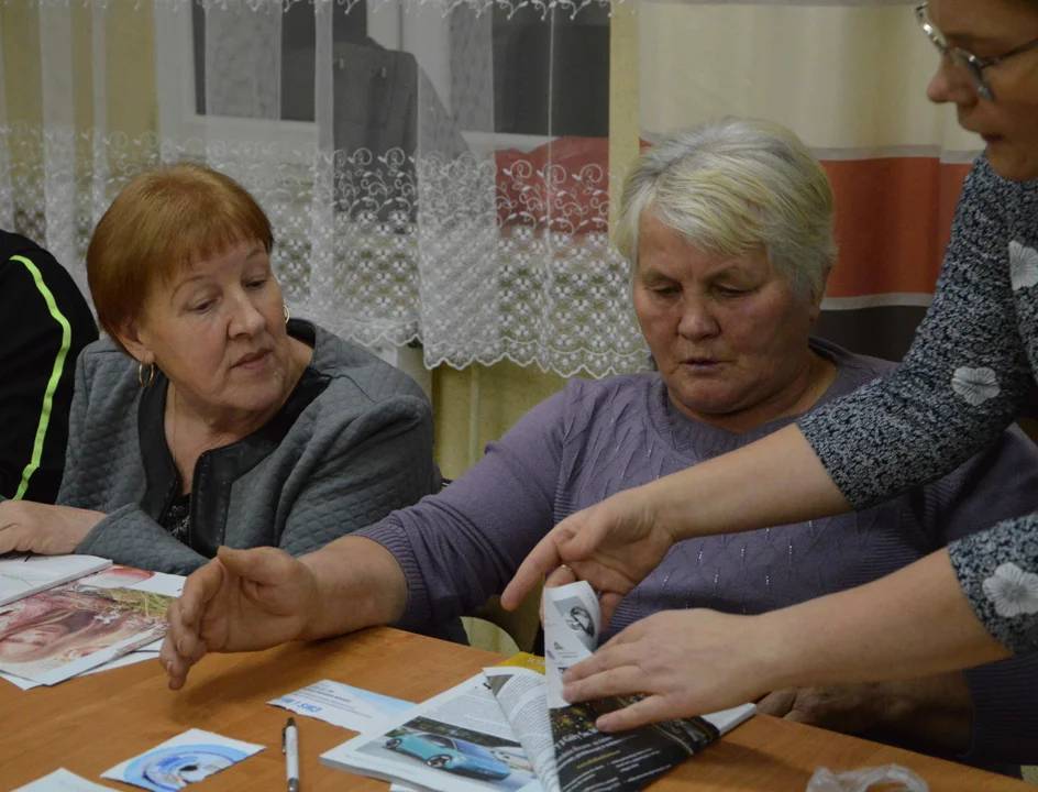 Pod okiem instruktorki Małgorzaty Król-Smagały uczestniczki warsztatów dały nowe życie starym gazetom. Zamiast trafić do kosza na śmieci, gazety stały się wyjątkowymi choinkami