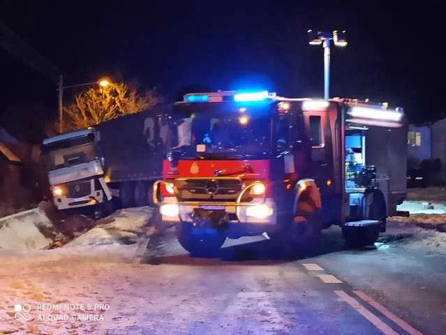 Zbiorniki wypadły na jezdnię. Część z nich na skutek upadku uszkodziła się powodując, że glikol rozlał się na jezdnię