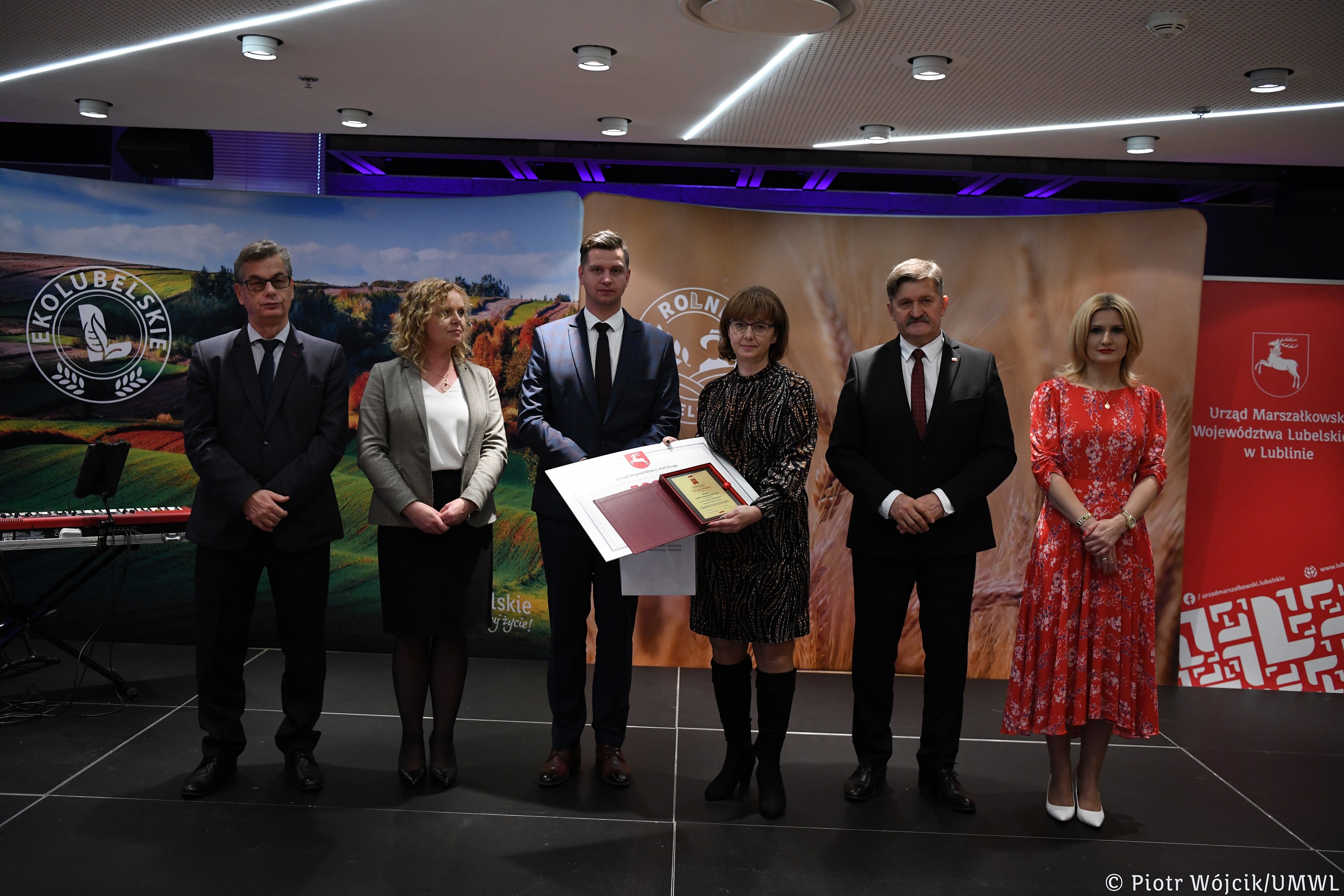 Laureaci konkursów podczas gali zorganizowanej w Lubelskim Centrum Konferencyjnym odebrali z rąk władz województwa pamiątkowe grawertony, symboliczne czeki i puchary