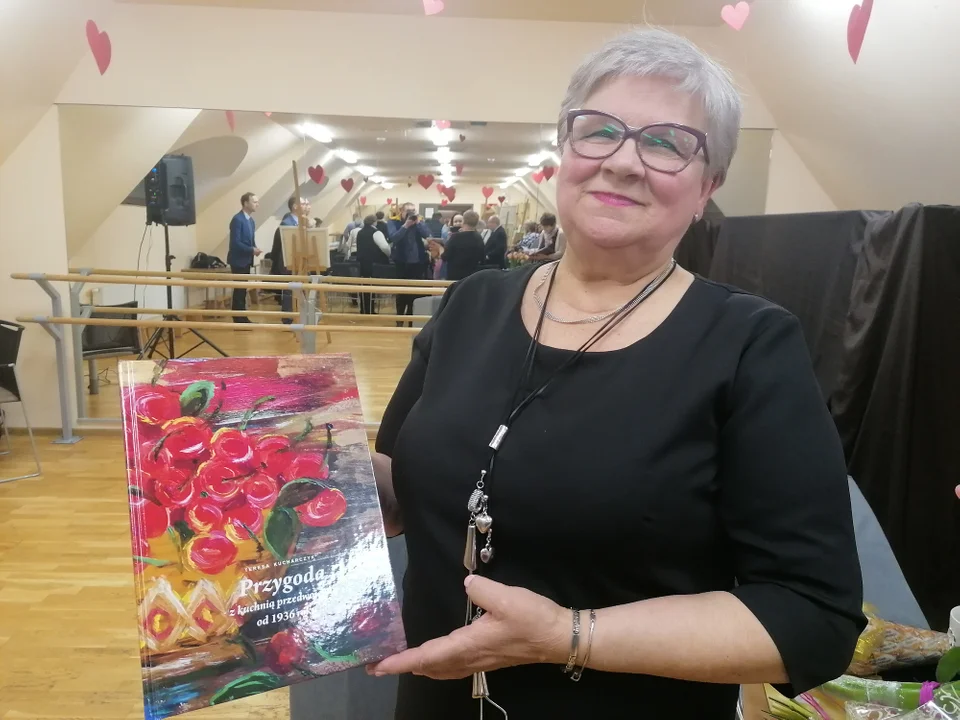 Opole Lubelskie: Teresa Kucharczyk promowała swoją nową książkę „Przygoda z kuchnią przedwojenną od 1936 roku” (ZDJĘCIA) - Zdjęcie główne