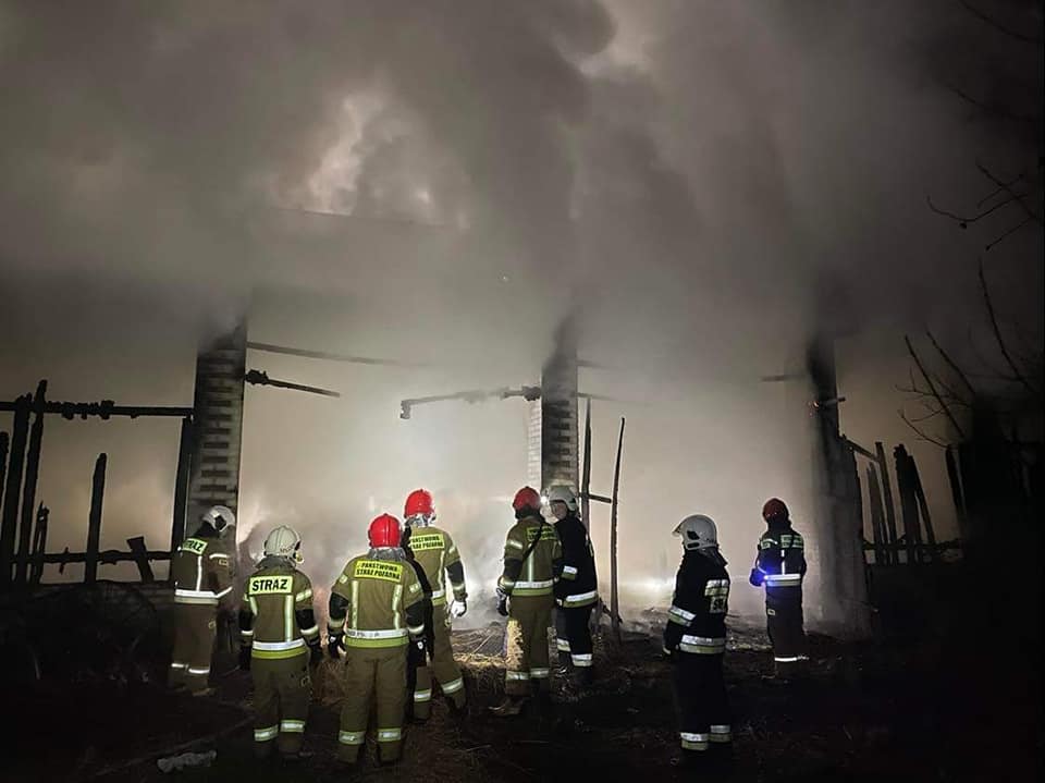 Trzciniec: Osiem zastępów straży pożarnej gasiło nocny pożar stodoły (ZDJĘCIA) - Zdjęcie główne