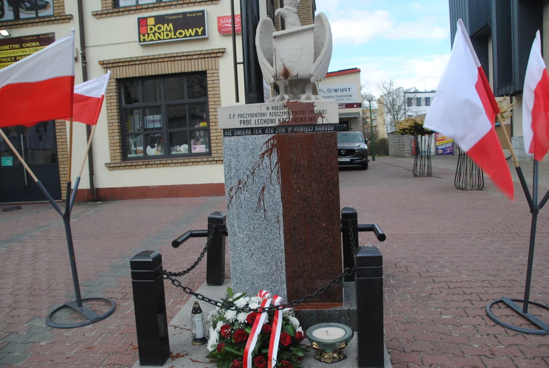 Opole Lubelskie: Zniszczony pomnik Lecha Kaczyńskiego. Policja szuka sprawcy (ZDJĘCIA) - Zdjęcie główne