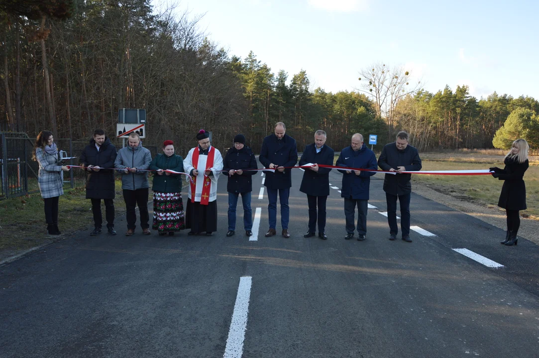 W piątek w Trzebieszy odbyło się uroczyste oddanie do użytku zmodernizowanego odcinka drogi powiatowej