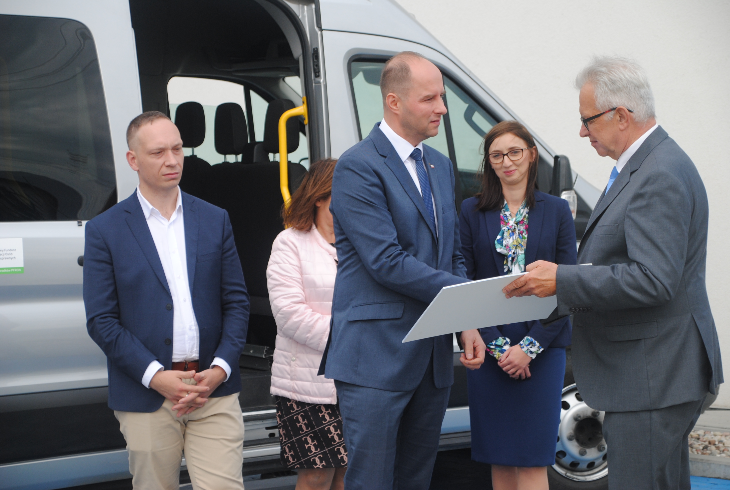 W środę w Opolu Lubelskim miało miejsce symboliczne przekazanie dofinasowania z PFRON na zakup busa. Prezes Krzysztof Michałkiewicz  wręczył burmistrzowi symboliczny czek opiewający na ponad 150 tys.zł. 