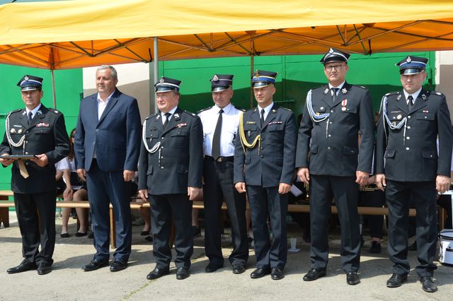 Pamiątkowe zdjęcie po przekazaniu samochodu ratowniczo-gaśniczego