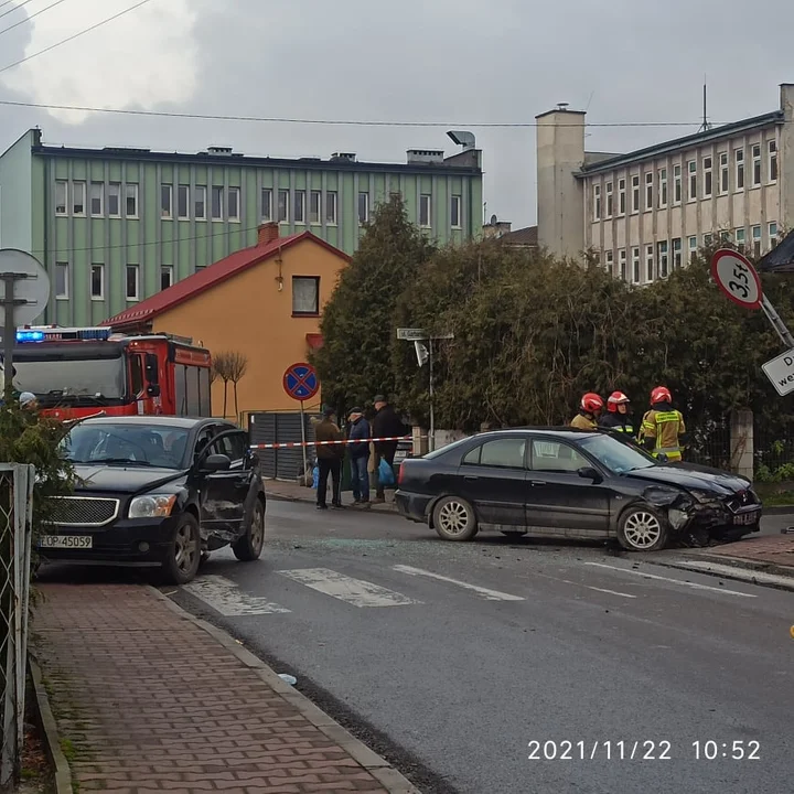 Zderzenie dwóch samochodów w Opolu Lubelskim. Interweniował śmigłowiec LPR. Poszkodowany pieszy (ZDJĘCIA) - Zdjęcie główne