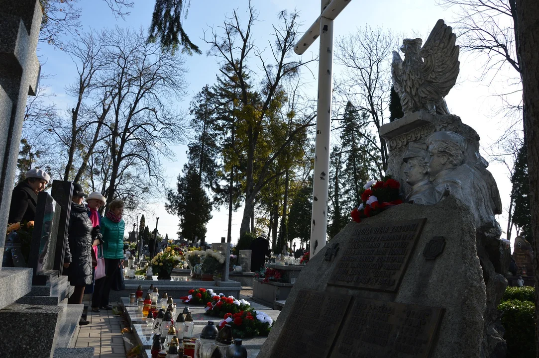 Opole Lubelskie: Jutro będą kwestować na cmentarzu. Chcą poddać renowacji kolejne zabytkowe nagrobki - Zdjęcie główne