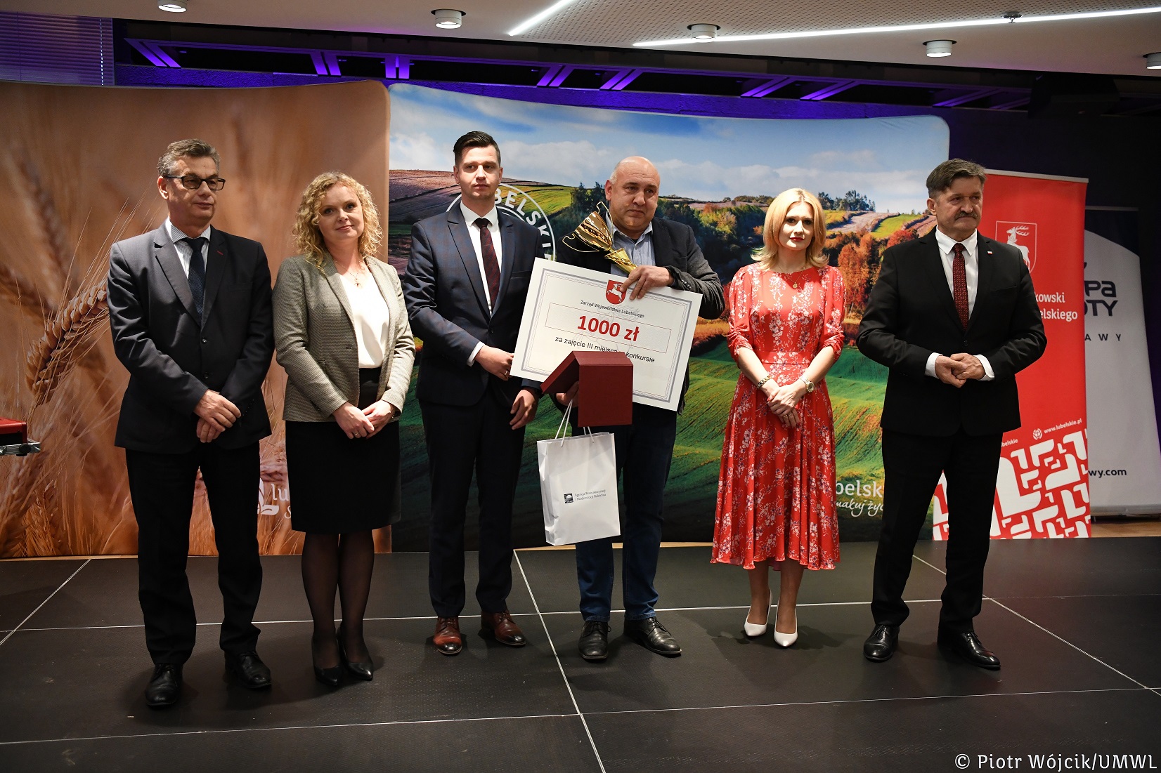 Laureaci konkursów podczas gali zorganizowanej w Lubelskim Centrum Konferencyjnym odebrali z rąk władz województwa pamiątkowe grawertony, symboliczne czeki i puchary