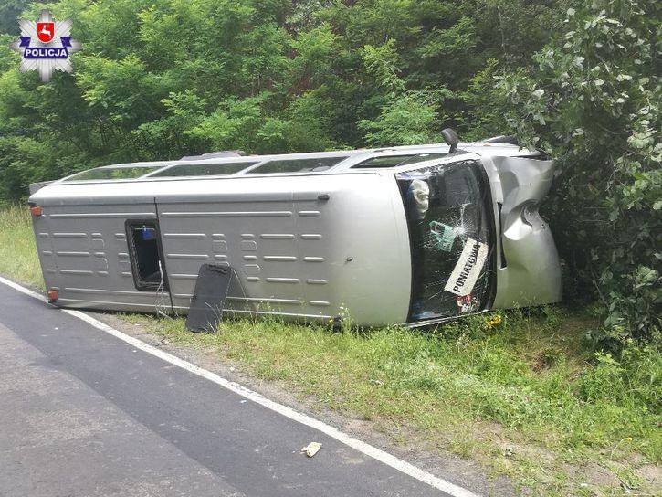 Wypadek pasażerskiego busa. 5 osób trafiło do szpitala - Zdjęcie główne