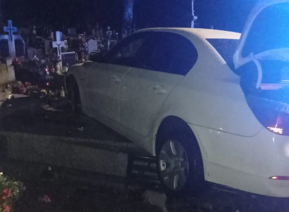 Opole Lubelskie: Kierowca BMW wjechał w ogrodzenie cmentarza i uszkodził nagrobki - Zdjęcie główne