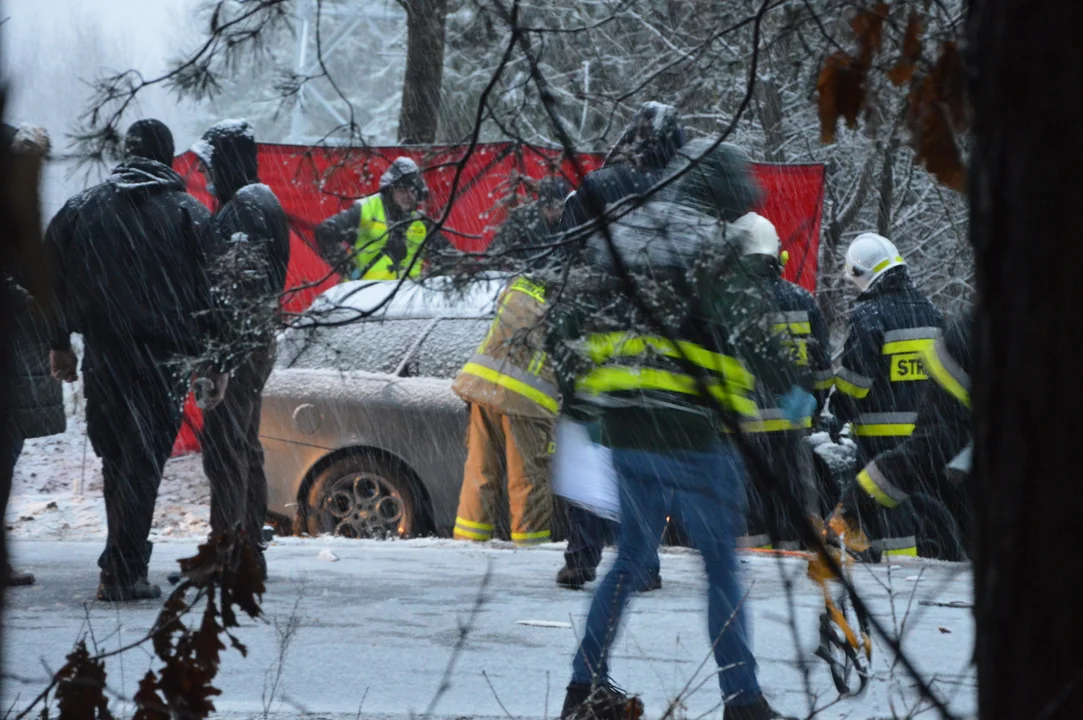 Na miejscu cały czas pracują strażacy i policjanci pod nadzorem prokuratora