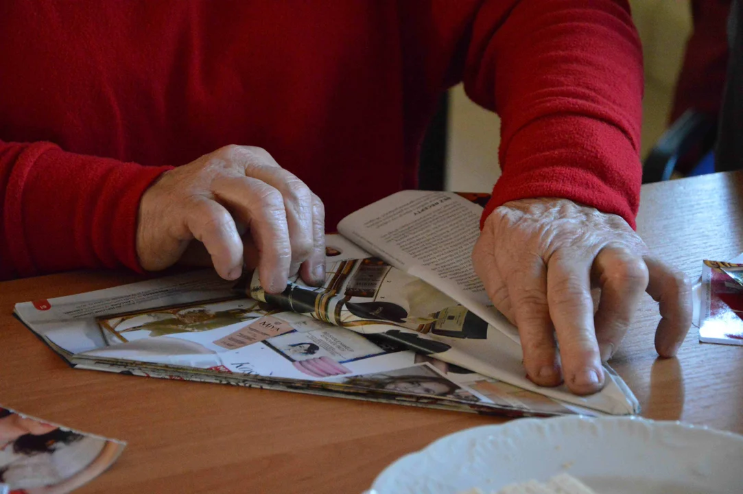 Seniorki z Wilkowa zamieniły gazety w wyjątkowe choinki. To efekt naszych warsztatów recyklingowych