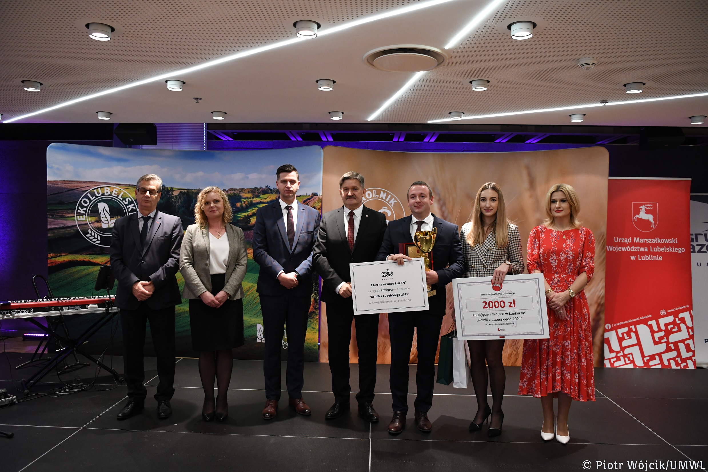 Laureaci konkursów podczas gali zorganizowanej w Lubelskim Centrum Konferencyjnym odebrali z rąk władz województwa pamiątkowe grawertony, symboliczne czeki i puchary