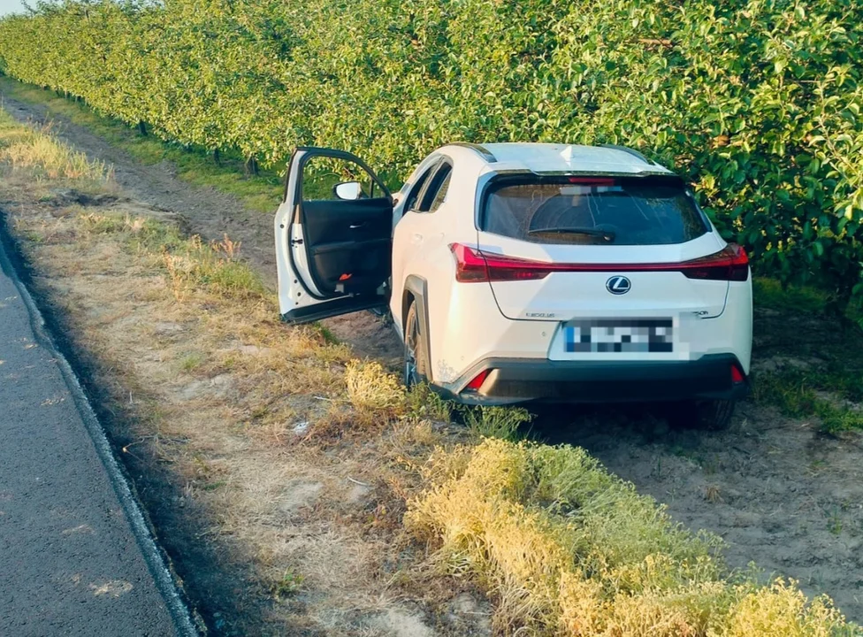 Rogów: Chciał zawrócić, ale wjechał do rowu - Zdjęcie główne