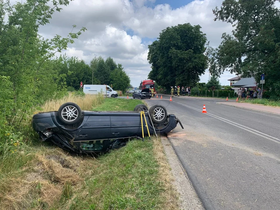 Niezabitów: Opel dachował, kierująca w ciężkim stanie zabrana do szpitala - Zdjęcie główne