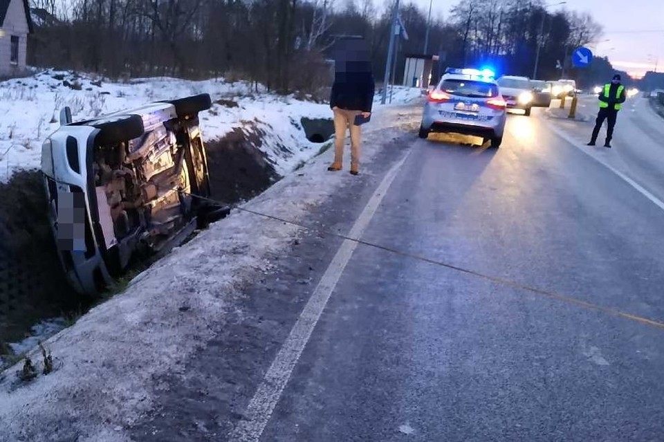 27-latek dachował, 26-latka uderzyła w barierę energochłonną - Zdjęcie główne