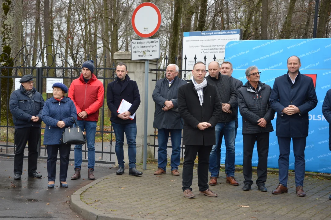 W piątek przy parku miejskim w Opolu Lubelskim samorządowcy z powiatu dokonali uroczystego przekazania placu budowy firmie Igord z Lublina. Wykonawca do połowy października 2022 roku ma przebudować ulice Podamcze, Parkowa i Al.600-lecia