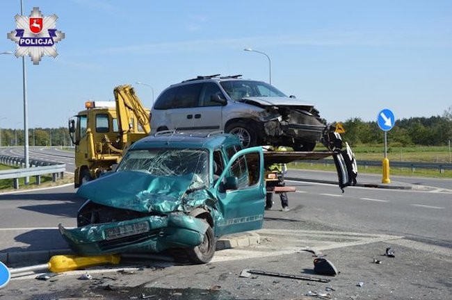 Policjanci wyjaśniają okoliczności kolizji w Chodlu (galeria) - Zdjęcie główne