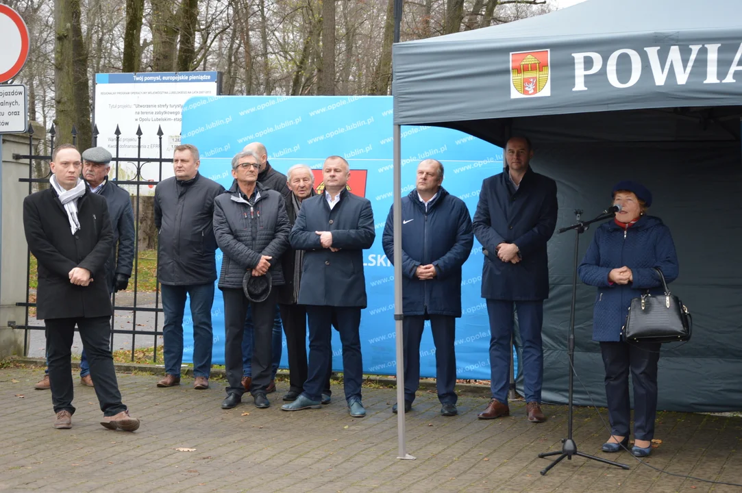 W piątek przy parku miejskim w Opolu Lubelskim samorządowcy z powiatu dokonali uroczystego przekazania placu budowy firmie Igord z Lublina. Wykonawca do połowy października 2022 roku ma przebudować ulice Podamcze, Parkowa i Al.600-lecia