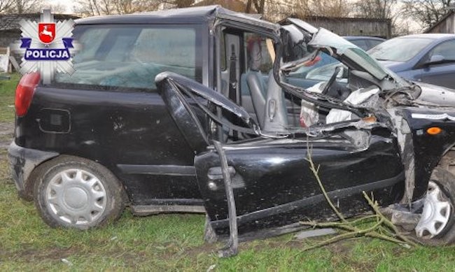 Auto wjechało w przyczepę - Zdjęcie główne