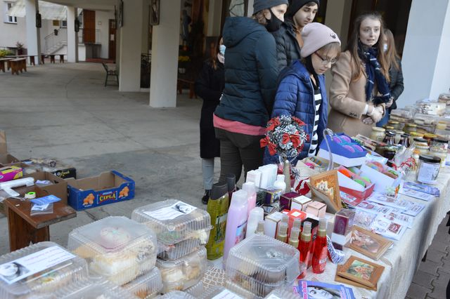 Mieszkańcy Poniatowej chętnie pomagali w zbieraniu funduszy na leczenie Moniki