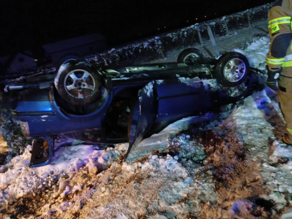 Godów: Volkswagen dachował. Kierowca pijany - Zdjęcie główne