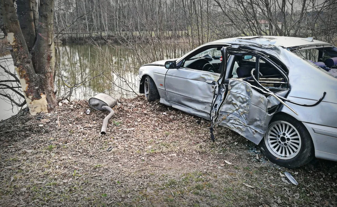 Skoków: BMW uderzyło w drzewo, trzy osoby w szpitalu - Zdjęcie główne