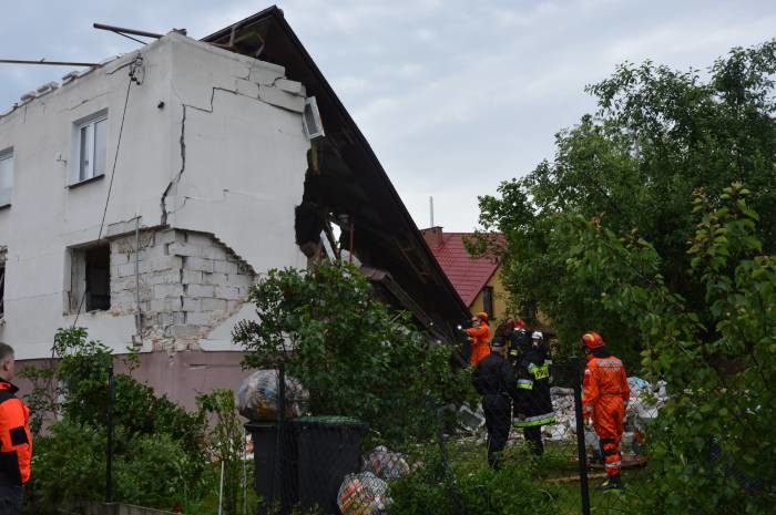 Rodzinna tragedia. Pod gruzami zginął Józef (87 l.) i Renata (47 l.) - Zdjęcie główne