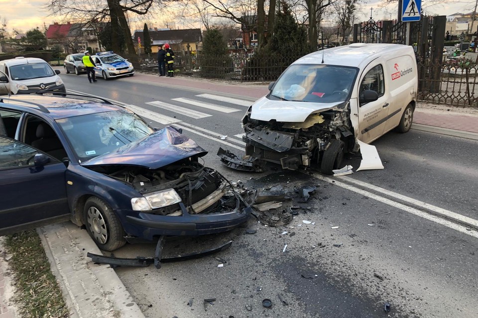 Opole Lubelskie: Czołowe zderzenie samochodów  - Zdjęcie główne