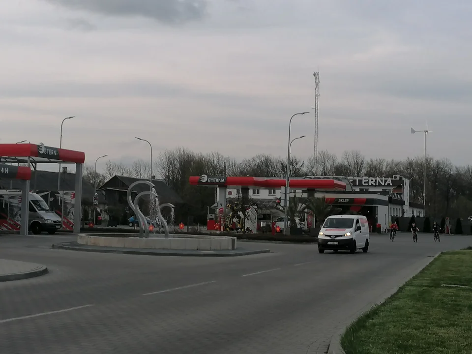 Opole Lubelskie: Zajechali na stację paliw, zostali dotkliwie pobici. Sześciu mężczyzn oskarżonych - Zdjęcie główne