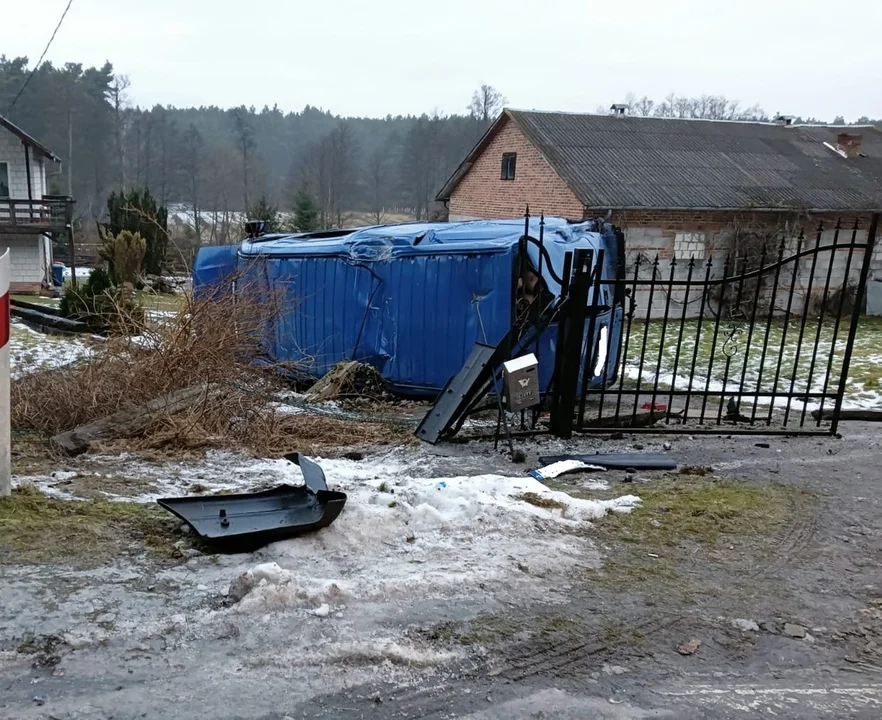 Wólka Kolczyńska: Zjechał z drogi i uderzył w ogrodzenie - Zdjęcie główne