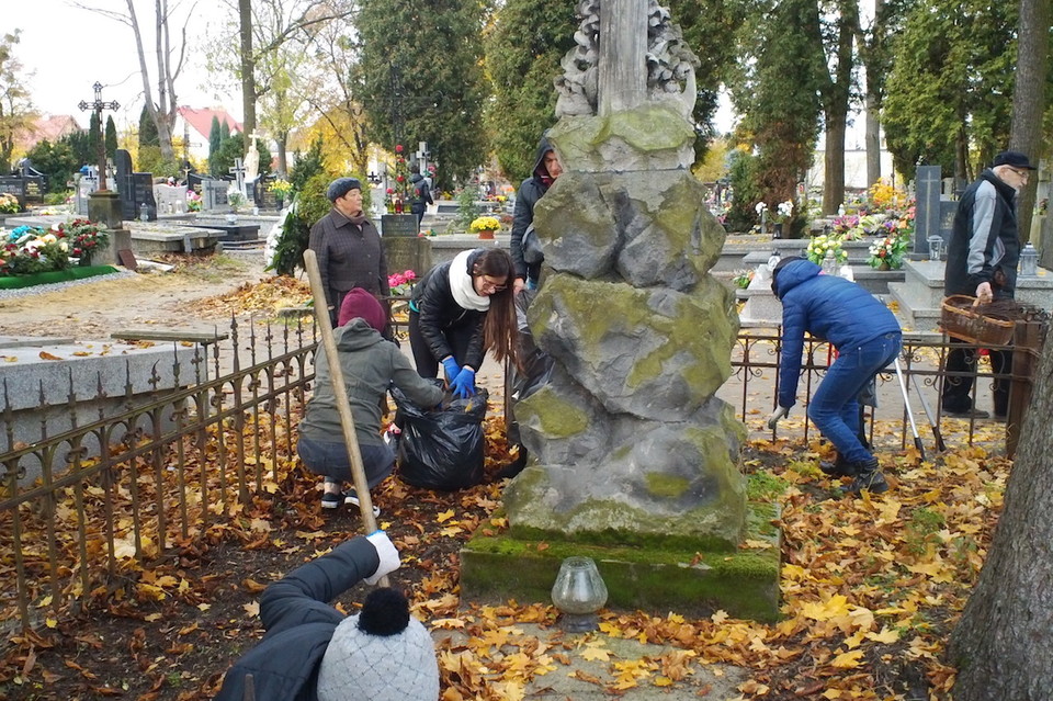 Prace porządkowe na opolskim cmentarzu - Zdjęcie główne