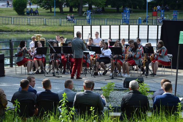 Na Pikniku Weterana wystąpiły Dziecięca Orkiestra Dęta z Poniatowej, zespołów Bystrzacy i Kwitnące Jabłonie z Wąwolnicy, a także Klub Seniora z Józefowa nad Wisłą 