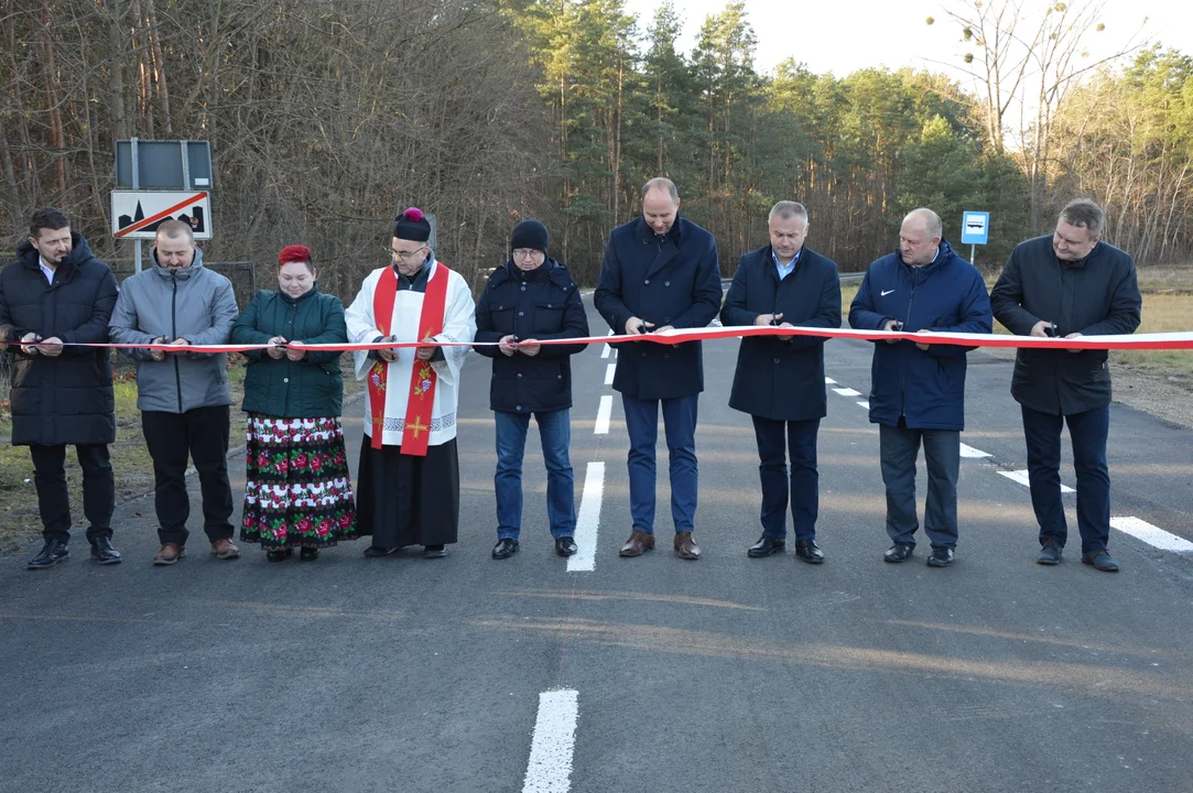 W piątek w Trzebieszy odbyło się uroczyste oddanie do użytku zmodernizowanego odcinka drogi powiatowej