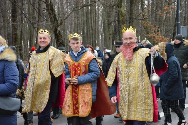 Poniatowa. Orszak Trzech Króli przeszedł przez miasto (ZDJĘCIA, VIDEO) - Zdjęcie główne