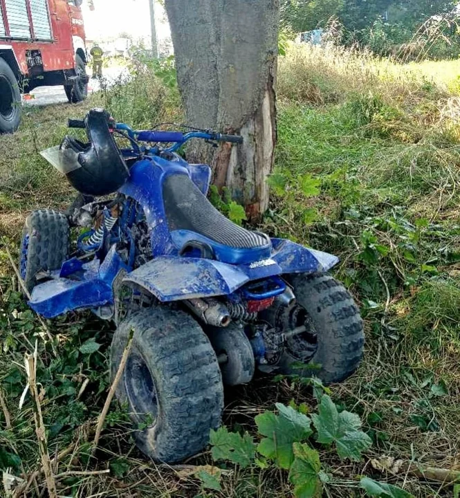 Wronów: 12-latek wjechał quadem w drzewo - Zdjęcie główne