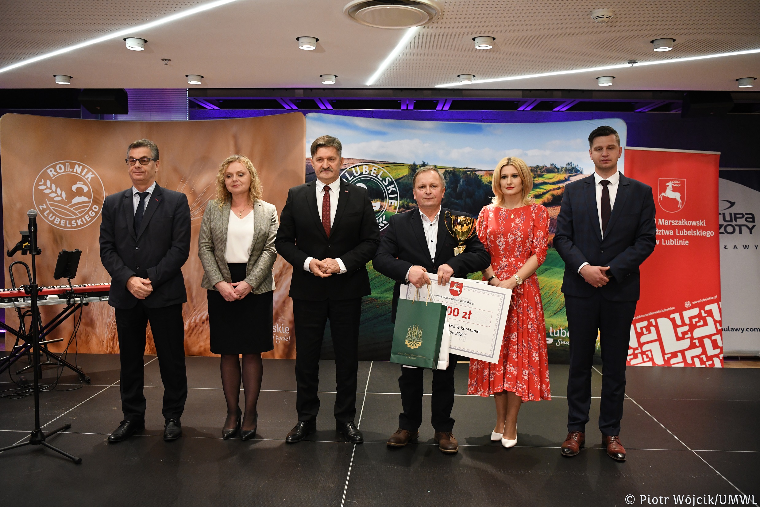 Laureaci konkursów podczas gali zorganizowanej w Lubelskim Centrum Konferencyjnym odebrali z rąk władz województwa pamiątkowe grawertony, symboliczne czeki i puchary