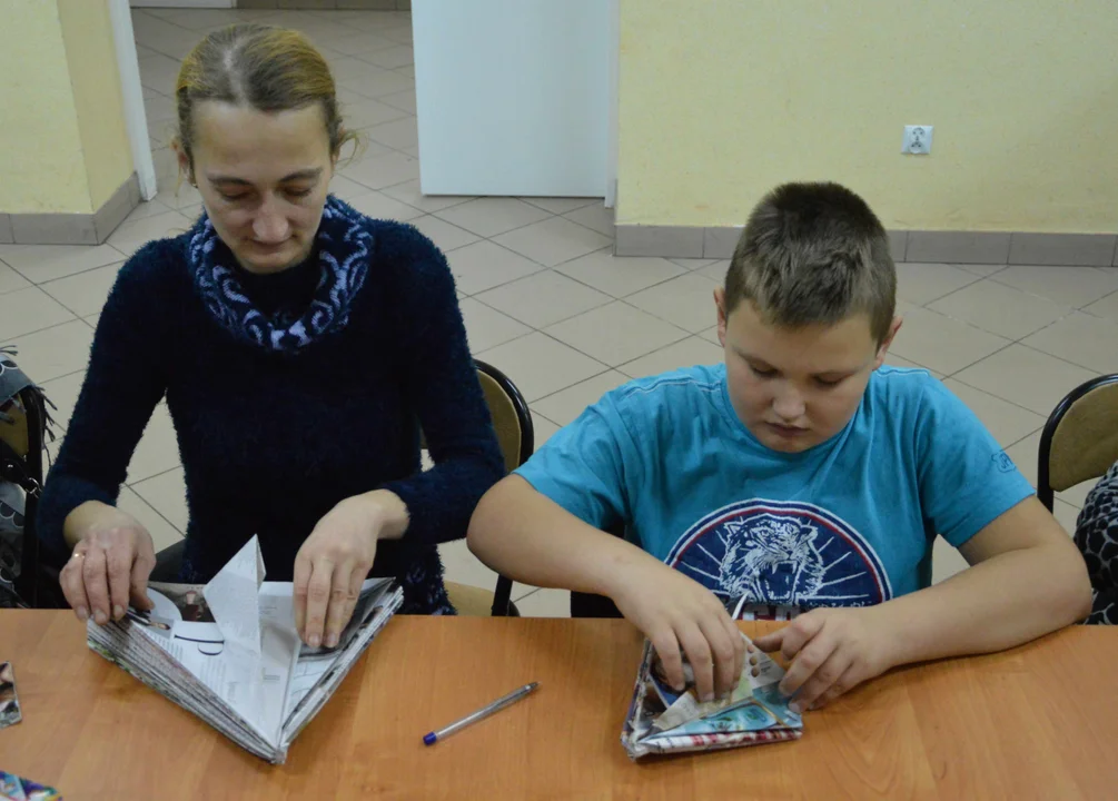 Pod okiem instruktorki Małgorzaty Król-Smagały uczestniczki warsztatów dały nowe życie starym gazetom. Zamiast trafić do kosza na śmieci, gazety stały się wyjątkowymi choinkami