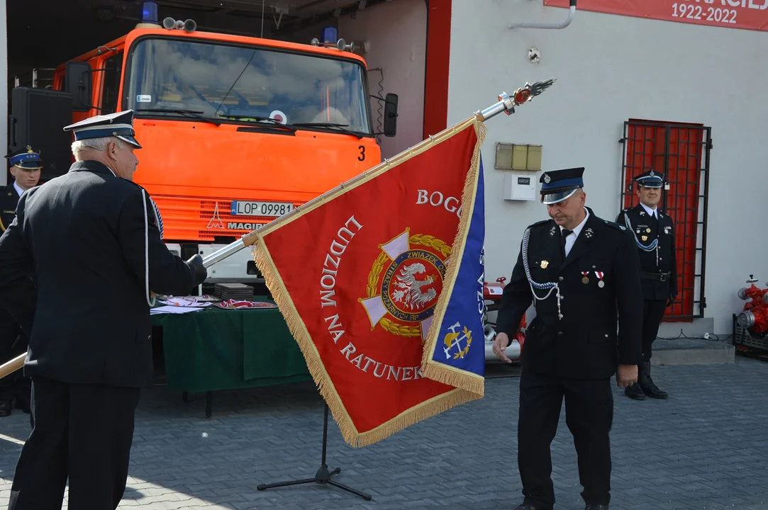 Braciejowice: Nowy sztandar na jubileusz 100-lecia Ochotniczej Straży Pożarnej (FOTO) - Zdjęcie główne