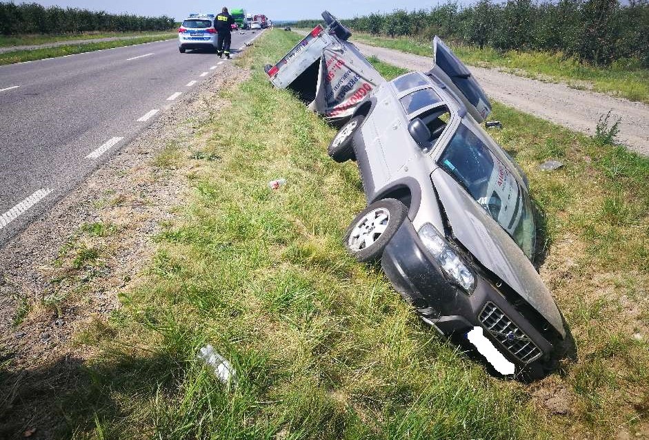 Kolizja w Kamieniu: Volvo w rowie (FOTO) - Zdjęcie główne