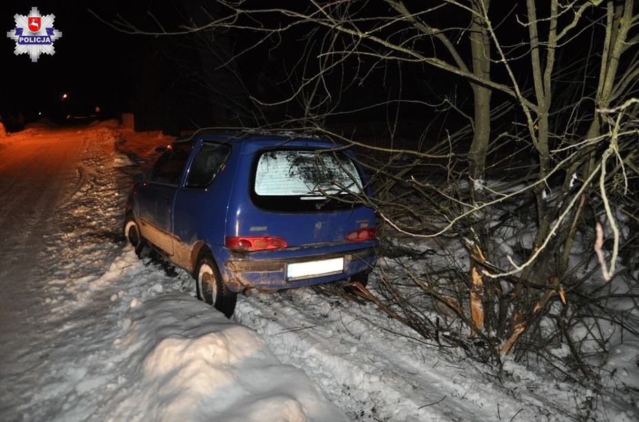 "Kierowca fiata wjechał do rowu i zasnął za kierownicą". Bełkotał i ledwo trzymał się na nogach - Zdjęcie główne