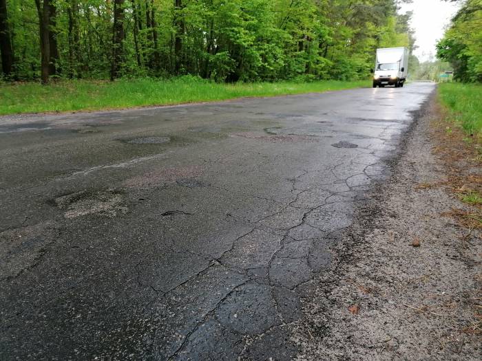 Mieszkańcy: Chcemy nowy asfalt i ścieżkę rowerową - Zdjęcie główne